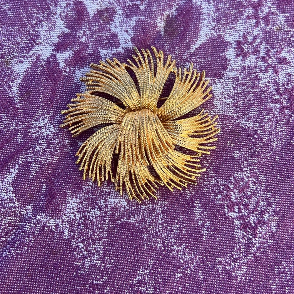 Vintage MONET Brooch Gold Tone - Picture 4 of 5